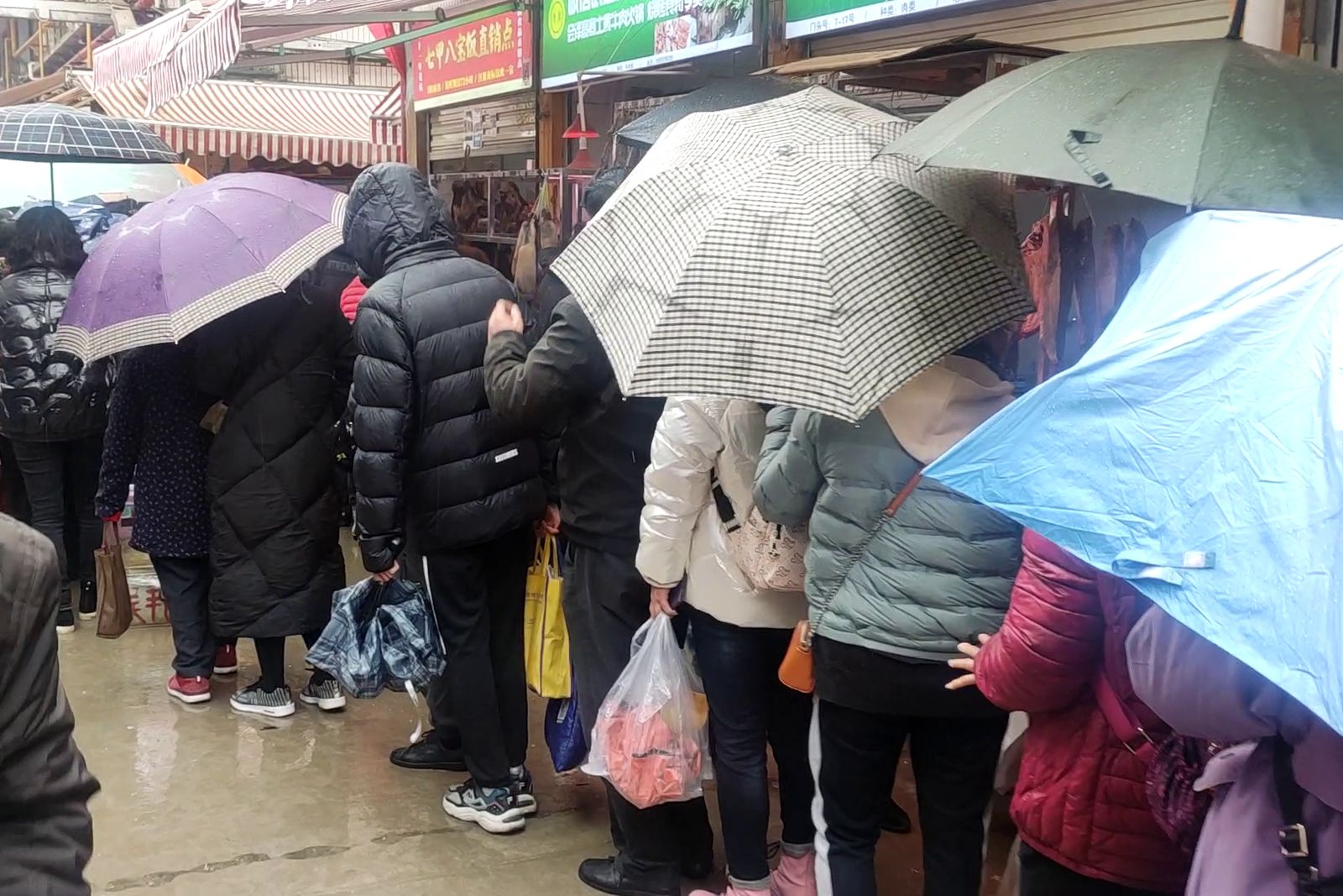 2021年昆明篆新农贸市场七甲八宝饭直销点春节冒雨排队购买